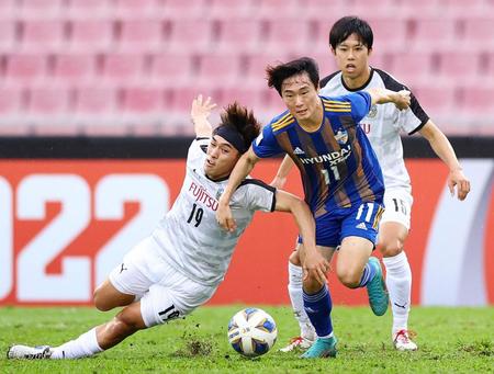 　競り合う川崎・遠野（左）。右奥は佐々木（ゲッティ＝共同）