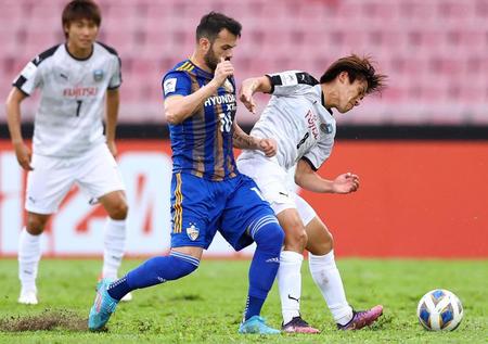 　蔚山戦で競り合う川崎・橘田（ゲッティ＝共同）