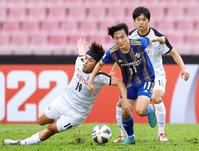 　競り合う川崎・遠野（左）。右奥は佐々木（ゲッティ＝共同）