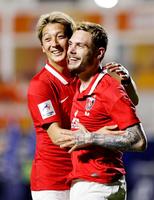 　後半、３点目のゴールを決めた浦和・モーベルグ（右）に笑顔で駆け寄る馬渡（共同）