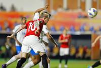 　後半、ヘディングでチーム３点目のゴールを決める浦和・モーベルグ（手前）＝共同