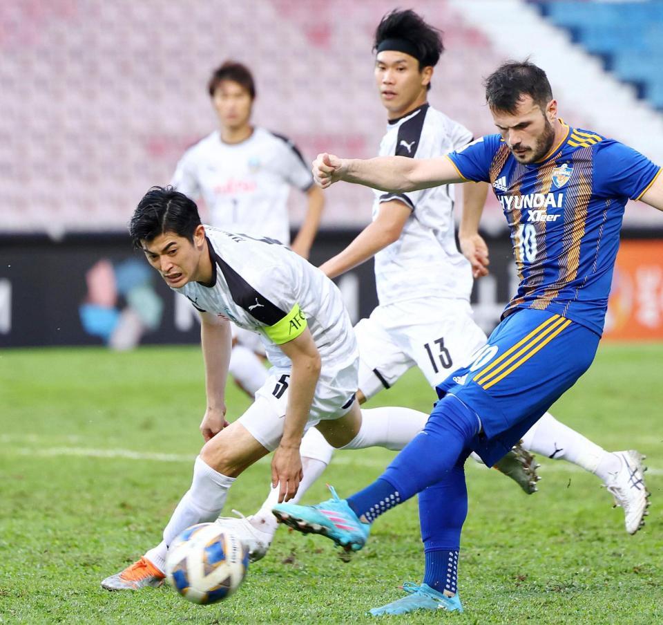 　後半、川崎・谷口（左）、山根（１３）がディフェンスする中、蔚山選手（右）がチーム３点目のゴールを決める（ゲッティ＝共同）