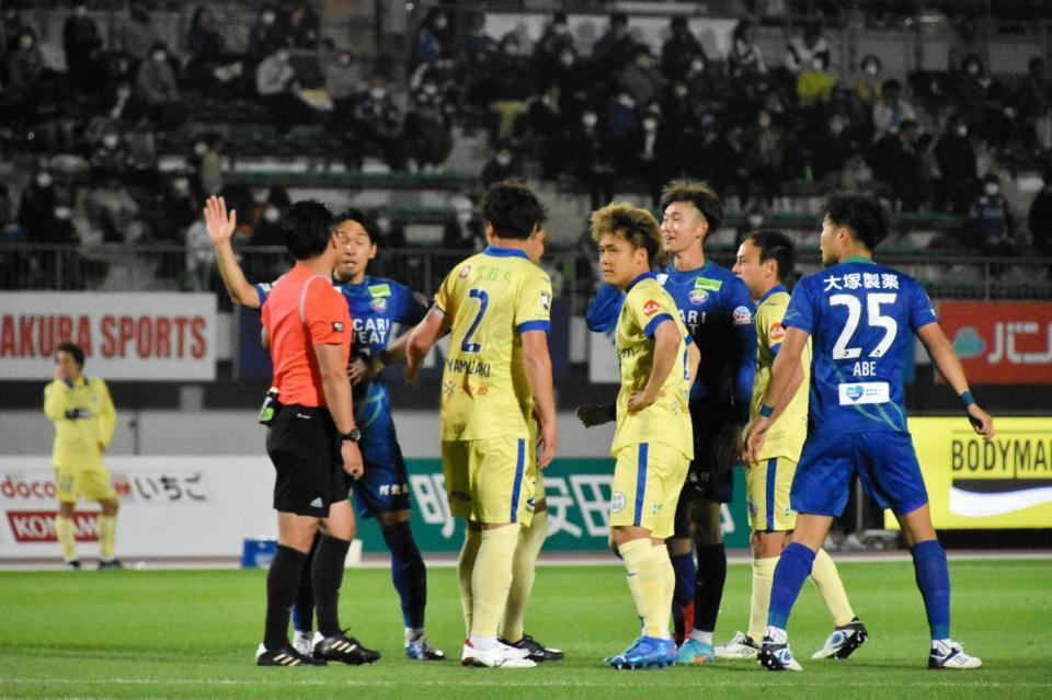 　後半、判定を巡って主審に詰め寄る徳島イレブン