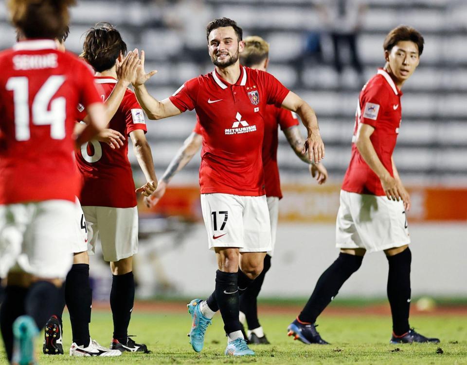 　前半、チーム２点目のゴールを決め喜ぶ浦和・シャルク（１７）＝共同