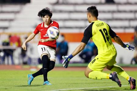 　後半、チーム５点目のゴールを決める浦和・松尾（左）＝共同