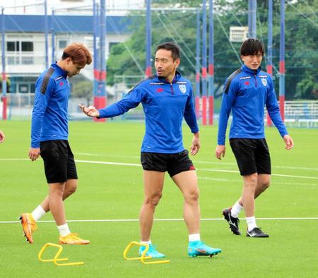 　チームメートに声をかけながら練習するＦＣ東京・長友（中央）＝小平グラウンド