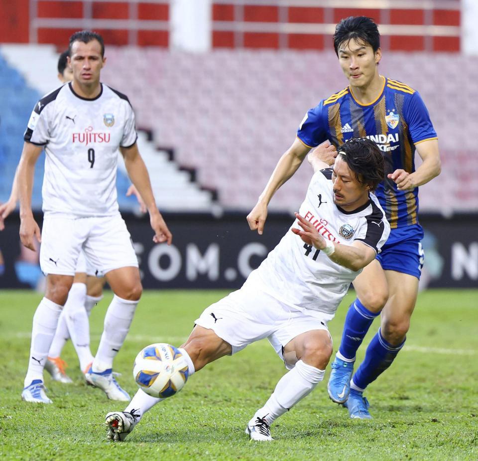 　蔚山戦で競り合う川崎・家長（中央）＝ジョホールバル（ゲッティ＝共同）