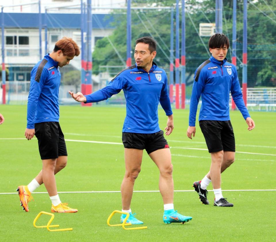 　チームメートに声をかけながら練習するＦＣ東京・長友（中央）＝小平グラウンド