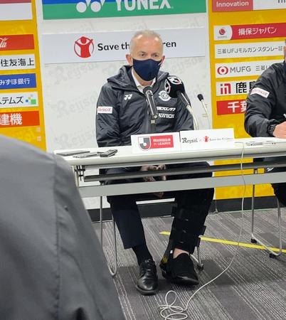 　左足のアキレス腱断裂後、初めてベンチ復帰した試合後の会見に応じるネルシーニョ監督