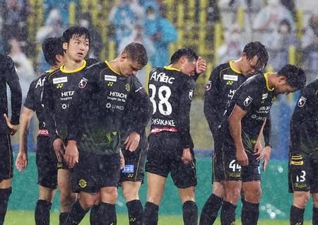 　鳥栖に敗れ肩を落とす柏イレブン