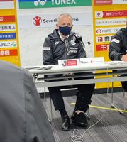 　左足のアキレス腱断裂後、初めてベンチ復帰した試合後の会見に応じるネルシーニョ監督