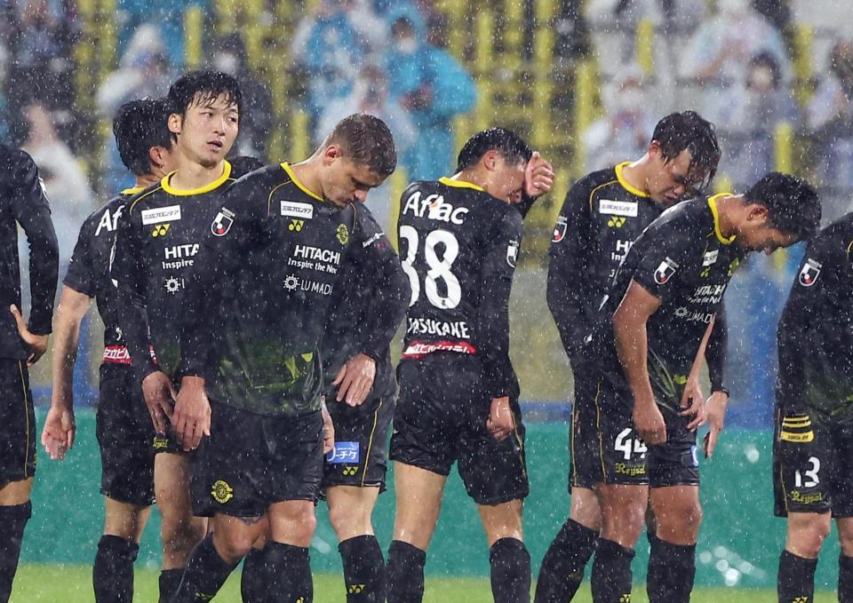 　鳥栖に敗れ肩を落とす柏イレブン