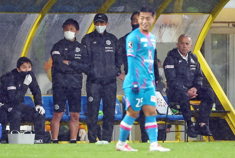　後半、試合を見つめる柏・ネルシーニョ監督（右端）ら