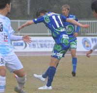 　後半、シュートを放つ鈴鹿・三浦知良（撮影・高部洋祐）