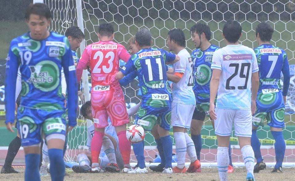 　後半、エキサイトする両軍の選手をなだめる鈴鹿・三浦知良（１１）＝撮影・高部洋祐