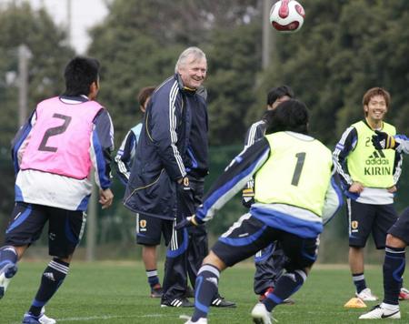 　選手たちの動きを笑顔で見つめるオシム監督（中央）＝千葉県内の練習場