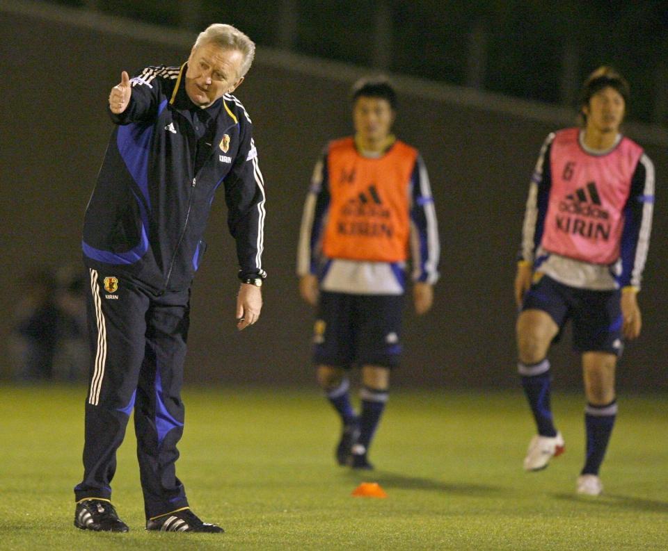 　選手に細かく指示を出すオシム監督（左）＝０７年５月１５日、千葉県内の練習場