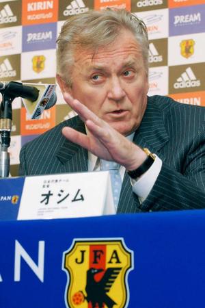 　０６年７月、サッカー日本代表監督に就任し、記者会見する