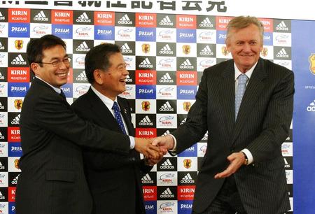 　０６年７月、サッカー日本代表監督に就任し、日本サッカー協会の川淵三郎会長（中央）、反町康治Ｕ－２１日本代表監督（左）と握手するイビチャ・オシム氏