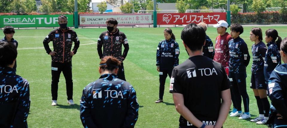 　練習前に円陣で声をかけるＩＮＡＣ神戸の星川監督（中央）