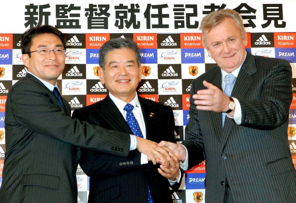 　０６年７月、サッカー日本代表監督に就任し、日本サッカー協会の川淵三郎会長（中央）、反町康治Ｕ－２１日本代表監督（左）と握手するイビチャ・オシム氏