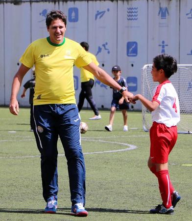 　サッカー教室で子どもとふれ合うエジミウソン氏（左）