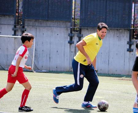 　サッカー教室で子どもらと一緒にプレーするエジミウソン氏