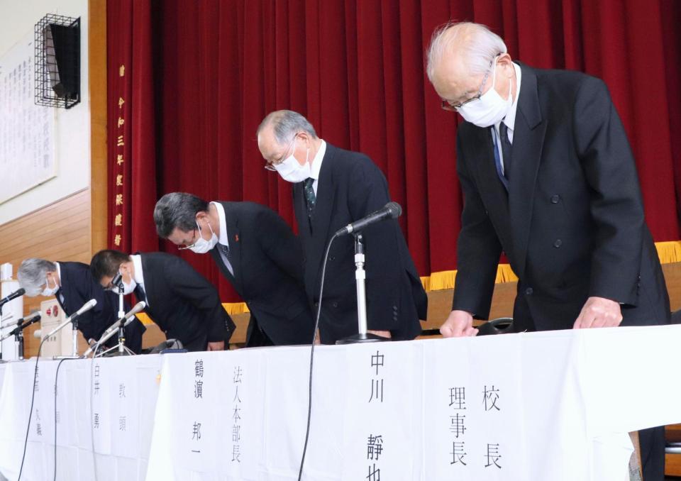 　記者会見の冒頭に謝罪する私立秀岳館高の中川静也校長（右端）ら＝５日午後、熊本県八代市