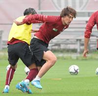 　ミニゲームで競り合う神戸・菊池流帆（撮影・高部洋祐）