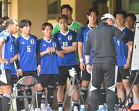 　前半終了後、大岩監督（手前）の言葉に耳を傾ける松木（中央）らＵ－２１日本代表イレブン＝撮影・西岡正