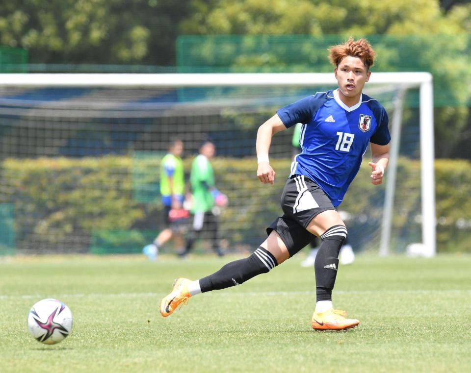 　前半、パスを出すＵ－２１日本代表・松木玖生（撮影・西岡正）