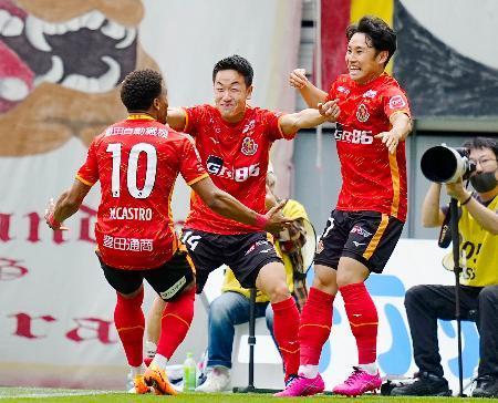 　名古屋-Ｃ大阪　前半、先制ゴールを決め、喜ぶ仙頭（中央）ら＝豊田