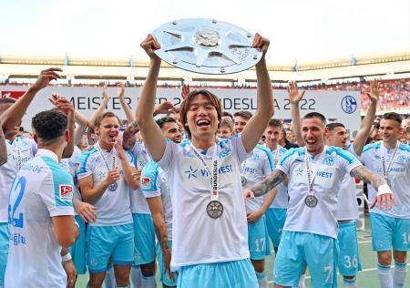 シャルケ板倉、後半途中まで出場サッカー、ドイツ２部で優勝