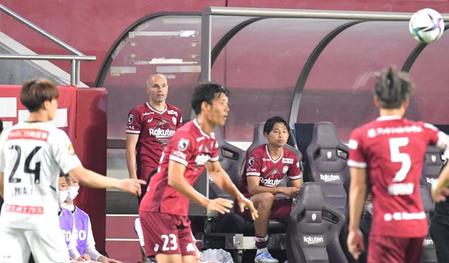 　後半、ベンチに下がった神戸・イニエスタ（左から２人目）は試合を見守る（撮影・北村雅宏）