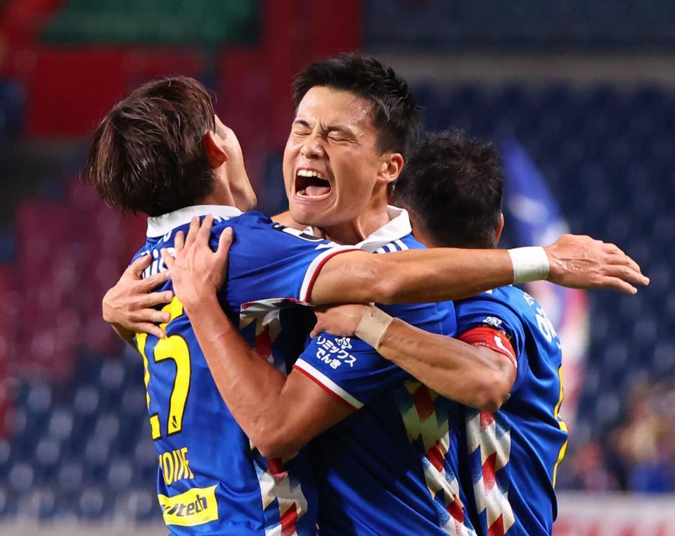 　前半、ゴールを決め喜ぶ横浜Ｍ・宮市（中央）