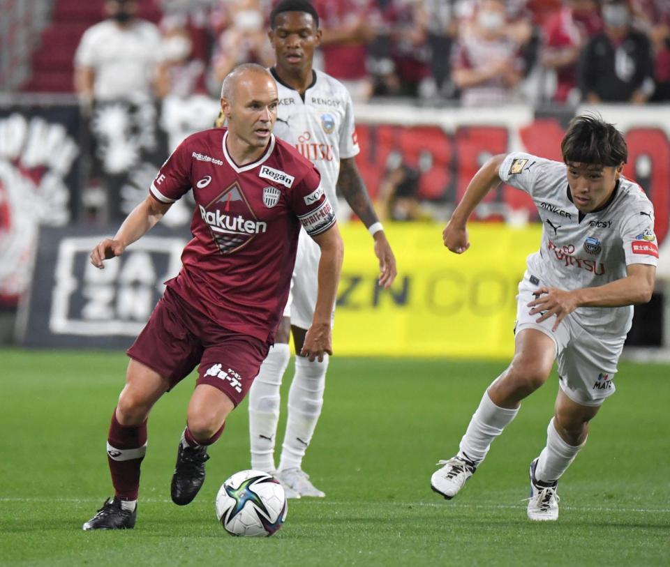 前半、攻め上がるイニエスタ（撮影・北村雅宏）