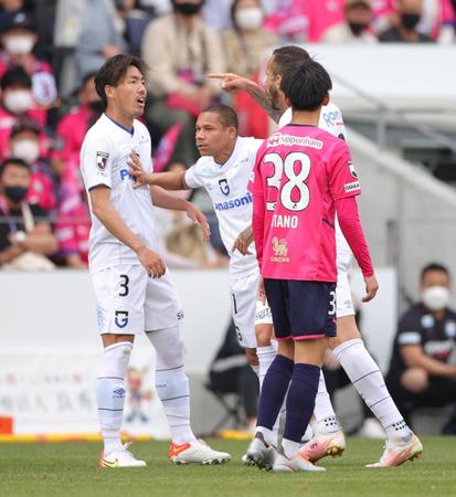 　後半、口論となったＧ大阪・昌子（左）とレアンドロペレイラ（右奥）＝撮影・坂部計介