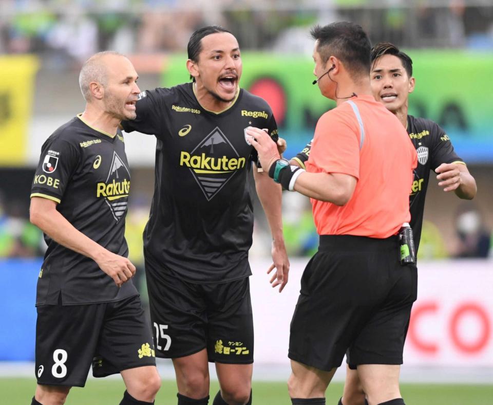 　後半アディショナルタイムの同点ゴールがビデオ判定で取り消され主審に激しく詰め寄る（左から）神戸・イニエスタ、大崎、武藤（撮影・棚橋慶太）