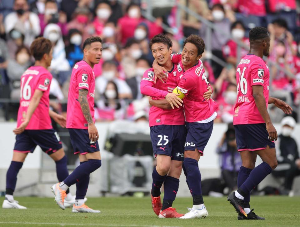 　後半、勝ち越しのゴールを決め、抱き合って喜ぶＣ大阪・奧埜（左）と清武（撮影・坂部計介）