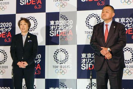 　東京五輪の公式記録映画「東京２０２０オリンピック　ＳＩＤＥ：Ａ」を観賞し、報道陣の取材に答える東京五輪・パラリンピック組織委員会の橋本聖子会長（左）とＪＯＣの山下泰裕会長＝23日夜、東京・六本木