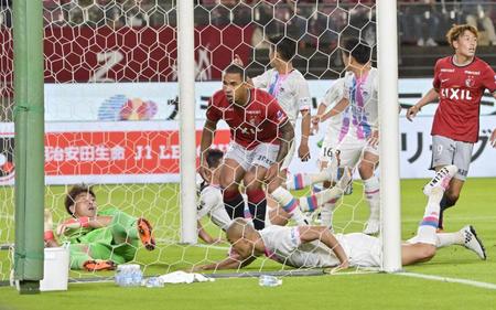 　試合終了間際、ゴールを決める鳥栖・田代（手前右）