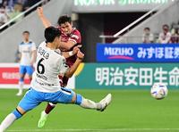 　後半、神戸のボージャンがシュートを放つ