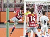 　試合終了間際、ヘディングシュートを決める鹿島・染野（左端）