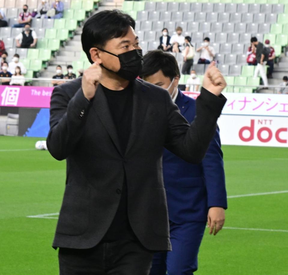 　試合前にサポーターの前に姿を見せた三木谷浩史会長