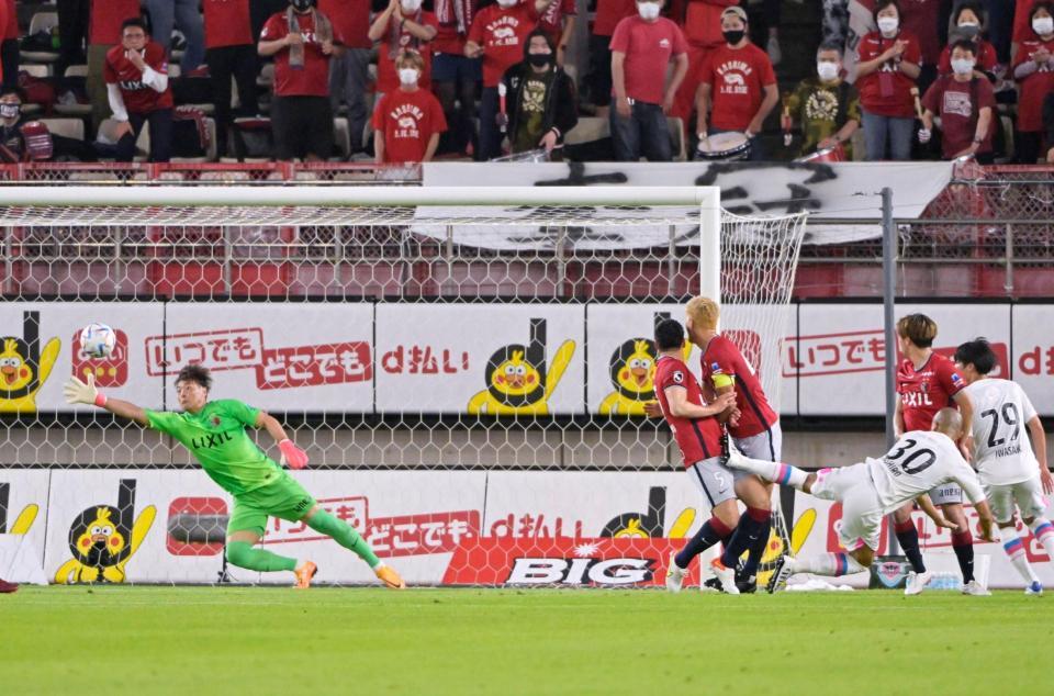 　前半、先制ゴールを決める鳥栖・田代（３０）