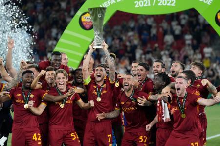 　欧州カンファレンスリーグ初代王者となり、歓喜に沸くローマの選手たち＝２５日、ティラナ（ＡＰ＝共同）