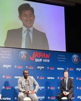 　「Ｐａｒｉｓ　Ｓａｉｎｔ-Ｇｅｒｍａｉｎ　ＪＡＰＡＮ　ＴＯＵＲ　２０２２」発表記者会見に登場したパトリック・エムボマ氏（左下）。リモート出演する三浦知良（撮影・堀内翔）