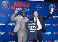 　「Ｐａｒｉｓ　Ｓａｉｎｔ-Ｇｅｒｍａｉｎ　ＪＡＰＡＮ　ＴＯＵＲ　２０２２」発表記者会見に登場したパトリック・エムボマ氏。右はＰＳＧ・アジア太平洋地域代表のセバスチャン・ヴァゼル氏（撮影・堀内翔）