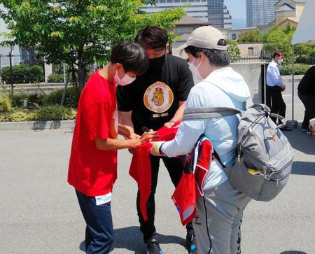 　ファンのサインに応じる（左から）ＩＮＡＣ神戸のＦＷ浜野まいか、星川敬監督＝神戸レディースフットボールセンター