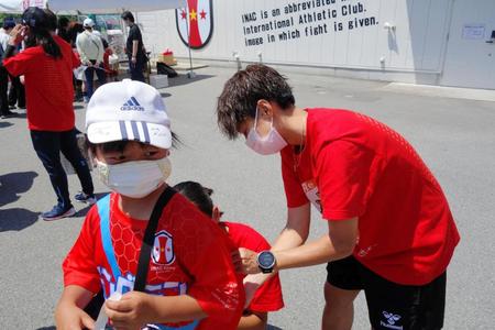 　ファンのサインに応じるＩＮＡＣ神戸ＦＷ田中美南（右）＝神戸レディースフットボールセンター